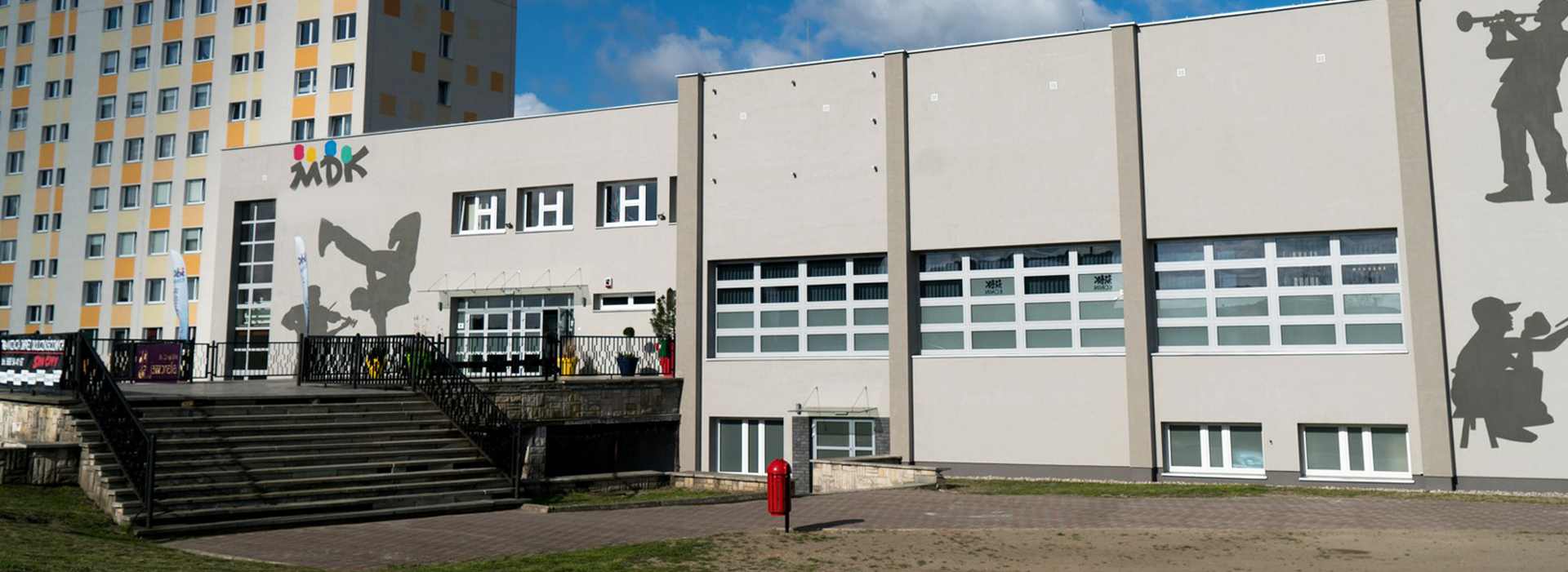 widok szkoły od wejścia