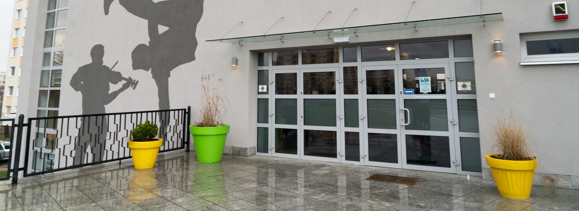 widok szkoły od wejścia